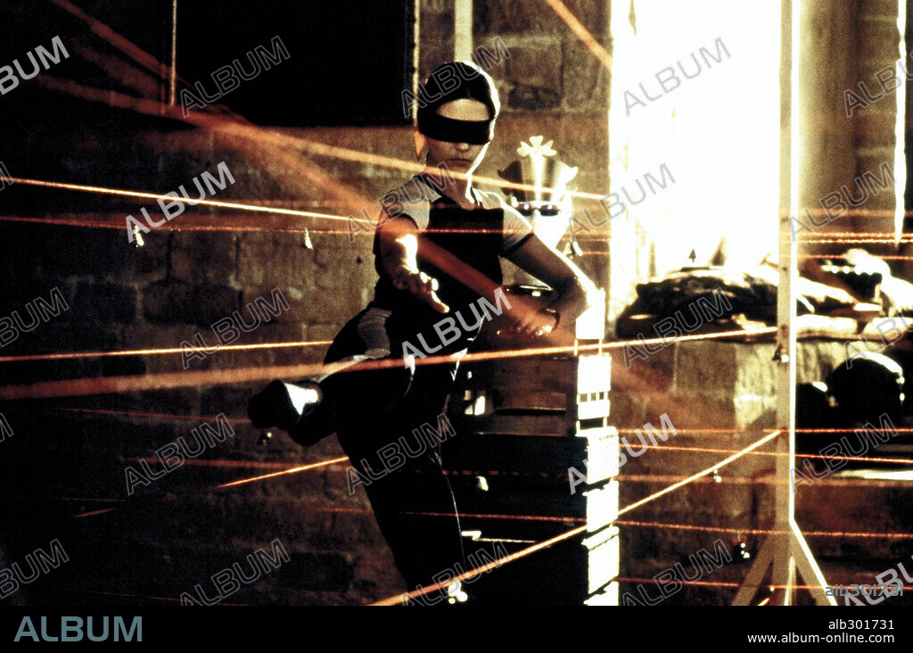 CATHERINE ZETA-JONES in ENTRAPMENT, 1999, directed by JON AMIEL. Copyright 20TH CENTURY FOX.