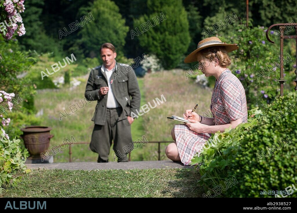 MATTHIAS SCHOENAERTS and MICHELLE WILLIAMS in SUITE FRANÇAISE, 2014, directed by SAUL DIBB. Copyright ALLIANCE FILMS/QWERTY FILMS/SCOPE PICTURES/TF1 FILMS PRODUCT.
