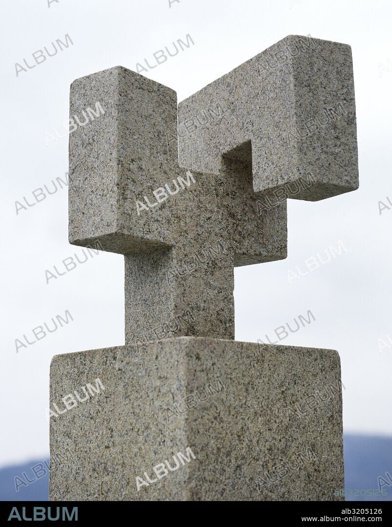EDUARDO CHILLIDA. CHILLIDA, Eduardo (San Sebastián, 1924-2002). Escultor vasco. "HOMENAJE A FLEMING" (1990). Segunda versión de la escultura, realizada en granito, situada en el Paseo de La Concha. SAN SEBASTIAN (DONOSTIA). Provincia de Guipúzcoa. País Vasco.