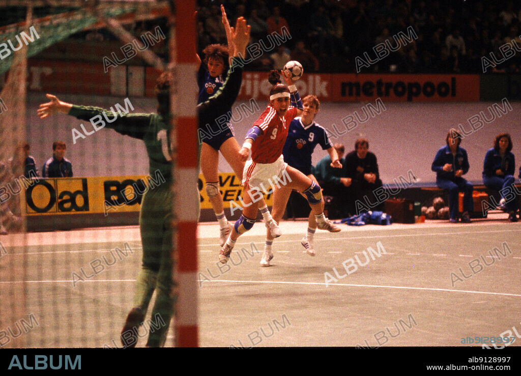 The Netherlands 198612 World Cup in Handball for Women,- Norway / DDR. Norway in red jerseys. Anne Migliosi in action, in scoring position. Photo: Morten Holm / NTB / NTB.