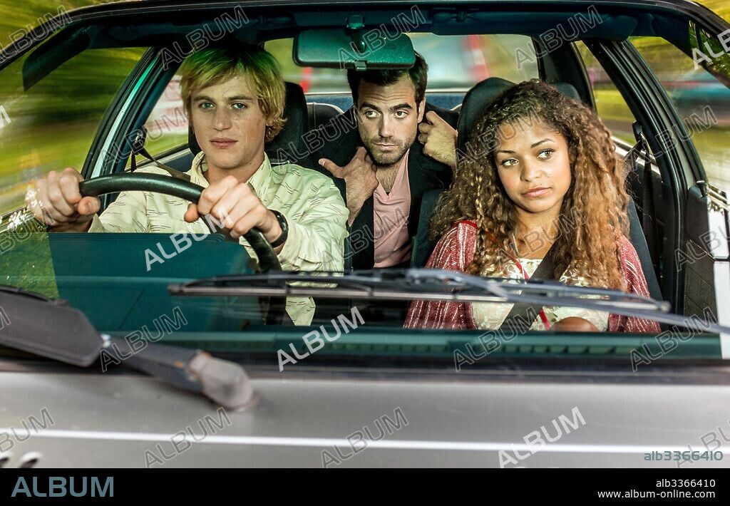 ANTONIA THOMAS, DANIEL INGS and JOHNNY FLYNN in LOVESICK, 2014, directed by TOM EDGE. Copyright CLERKENWELL FILMS.