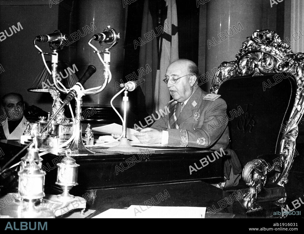 Francisco Franco durante el discurso pronunciado en el Consejo Nacional con motivo del XXV aniversario del Fuero del Trabajo. Madrid, 1965.