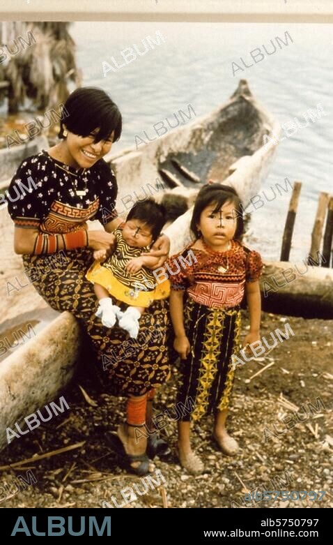 Völkerkunde:. Amerika. Kuna-Indianer, Kuna Yala (San Blas-Archipel, Koralleninseln, Panama): Junge Kuna-Frau mit Kindern. Foto, 1980er Jahre (Ursula Mörchel-Hartmann).