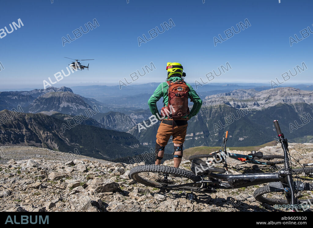Helibike, helicopter lifts for mountain bikers, Punta Suelza, 2972 metros, Huesca, Spain.