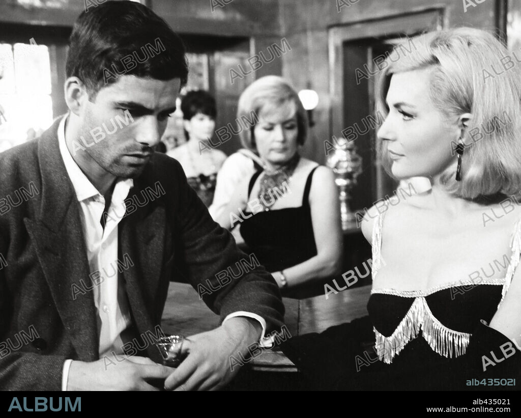 ELLEN FARNER et NINO CASTELNUOVO dans LES PARAPLUIES DE CHERBOURG, 1964, réalisé par JACQUES DEMY. Copyright PARC FILMS.