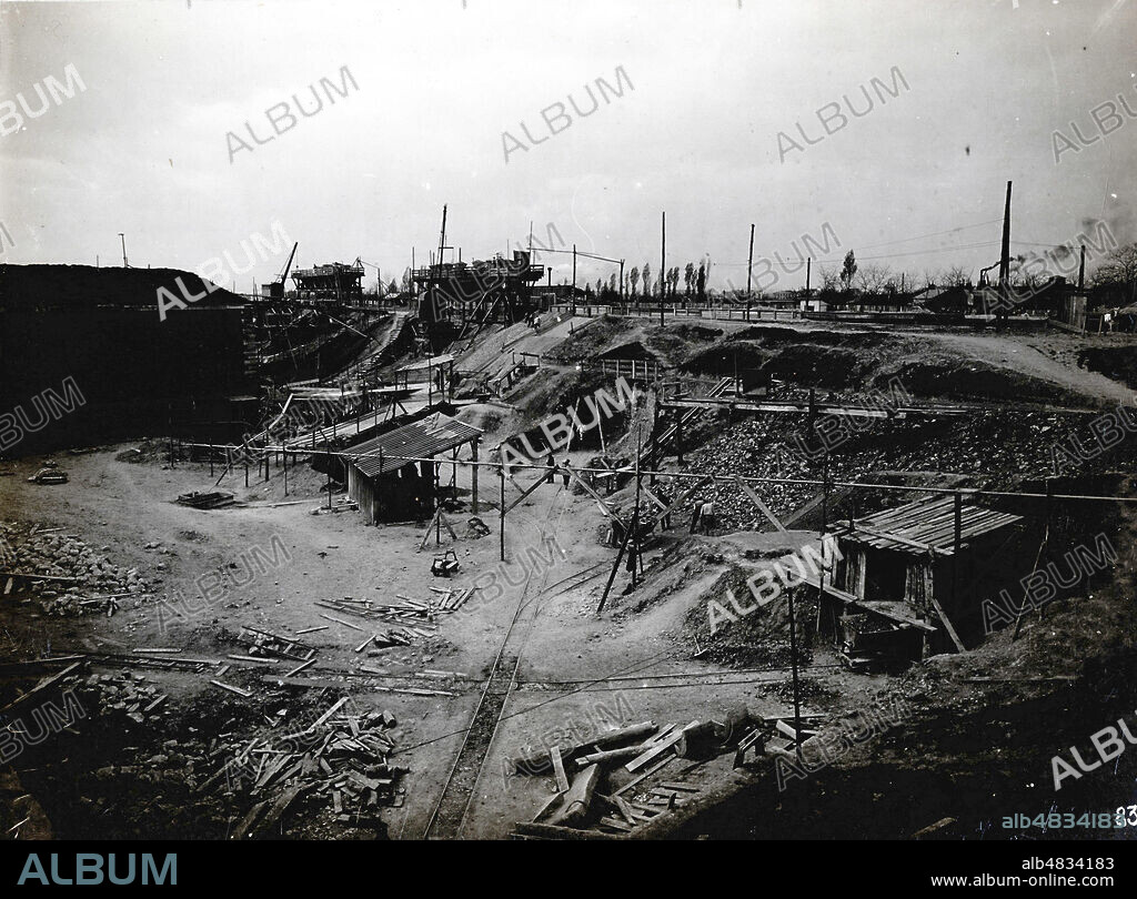Boucle de la Porte de Clignancourt, chantier dans la fosse des Fortifications. Travaux du Metropolitain de PARIS, avril 1906 vers 1900. Photographie tirage originaux realises par la municipalite parisienne. Credit IM/KHARBINE TAPABOR.