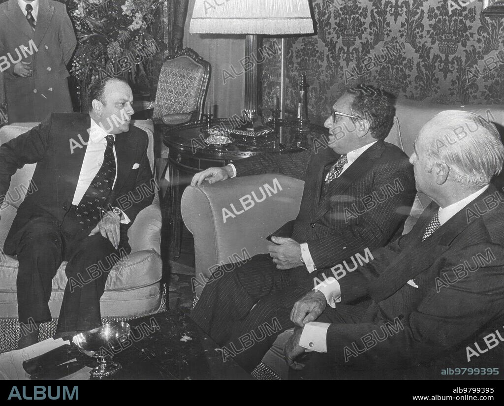 1976. El secretario del estado norteamericano Kissinger, en Madrid para firmar un nuevo tratado Hispano-Norteamericano. En la Imagen, Kissinger en una reunión junto A Manuel fraga y Jose María Areilza.
