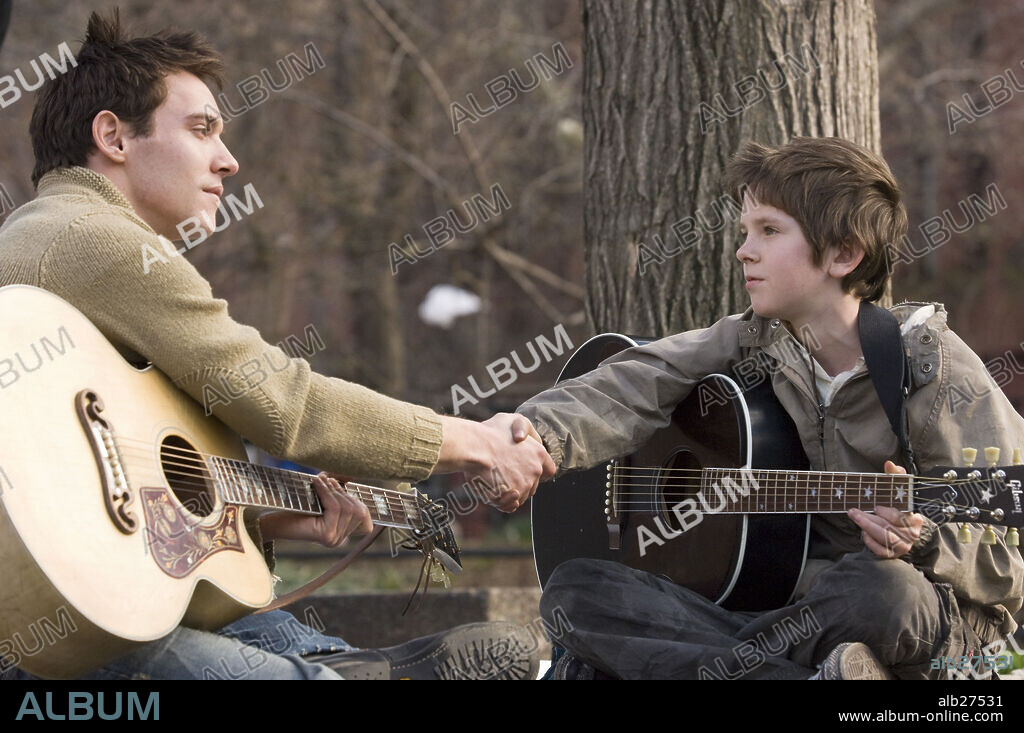 FREDDIE HIGHMORE and JONATHAN RHYS MEYERS in AUGUST RUSH, 2007, directed by KIRSTEN SHERIDAN. Copyright CJ ENTERTAINMENT/ODYSSEY ENTERTAINMENT/SOUTHPAW ENTERTAINMEN / GENSER, ABBOT.