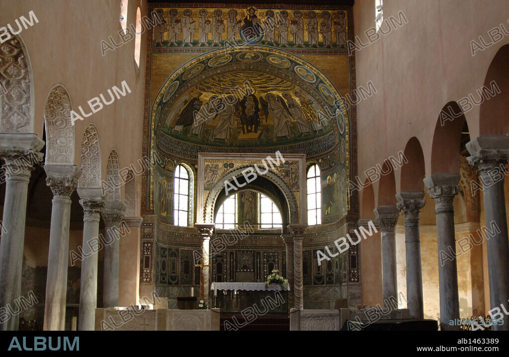 ARTE BIZANTINO. CROACIA. BASILICA EUFRASIANA. Iglesia bizantina constuida en el siglo VI. Declarada Patrimoniod de la Humanidad por la UNESCO en el año 1997. Vista parcial del interior del templo con el CIBORIO del año 1227 al fondo. POREC (PARENZO). Península de Istria.