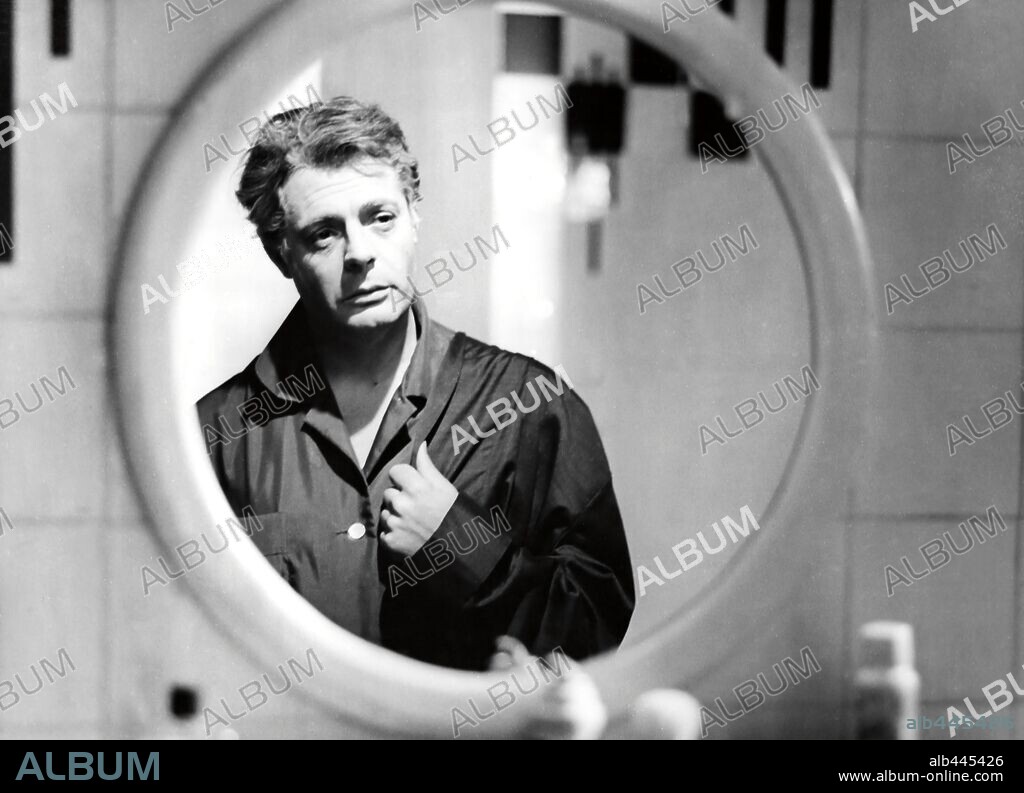 MARCELLO MASTROIANNI en FELLINI OCHO Y MEDIO, 1963 (8 1/2), dirigida por FEDERICO FELLINI. Copyright CINERIZ.