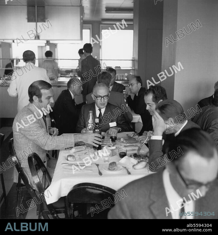 Hamburger, Jean Médecin français (spécialiste des maladies du rein). Paris 15.7.1909 - Paris id. 1.2.1992. Jean Hamburger (au milieu) en conversation avec des collègues dans la cantine de sa clinique. Photo.