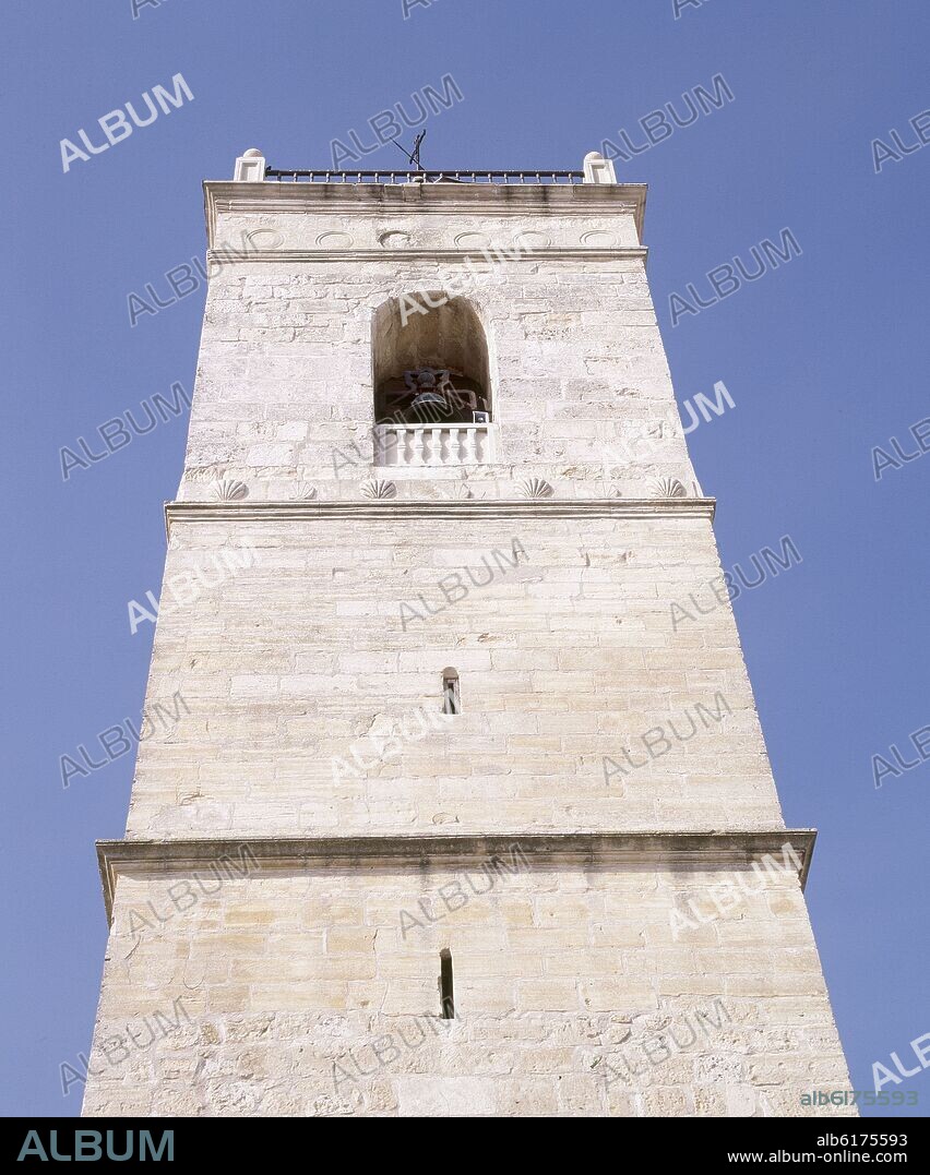 TORRE CAMPANARIO CON RELIEVES DE CONCHAS PEREGRINAS O VENERAS - S XV.