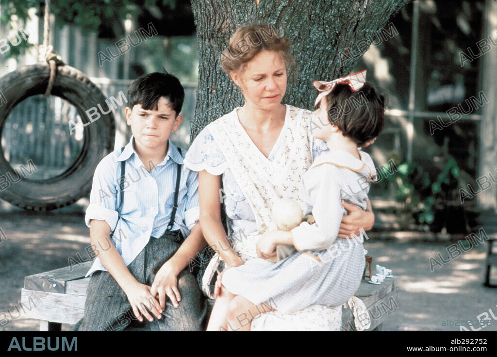 SALLY FIELD en EN UN LUGAR DEL CORAZÓN, 1984 (PLACES IN THE HEART), dirigida por ROBERT BENTON. Copyright TRISTAR PICTURES.