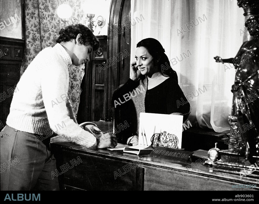 DAVID CARPENTER and LOLA FLORES in EL ASESINO NO ESTA SOLO, 1975, directed by LUIS GARCIA DE DUEÑAS. Copyright GRABASA.