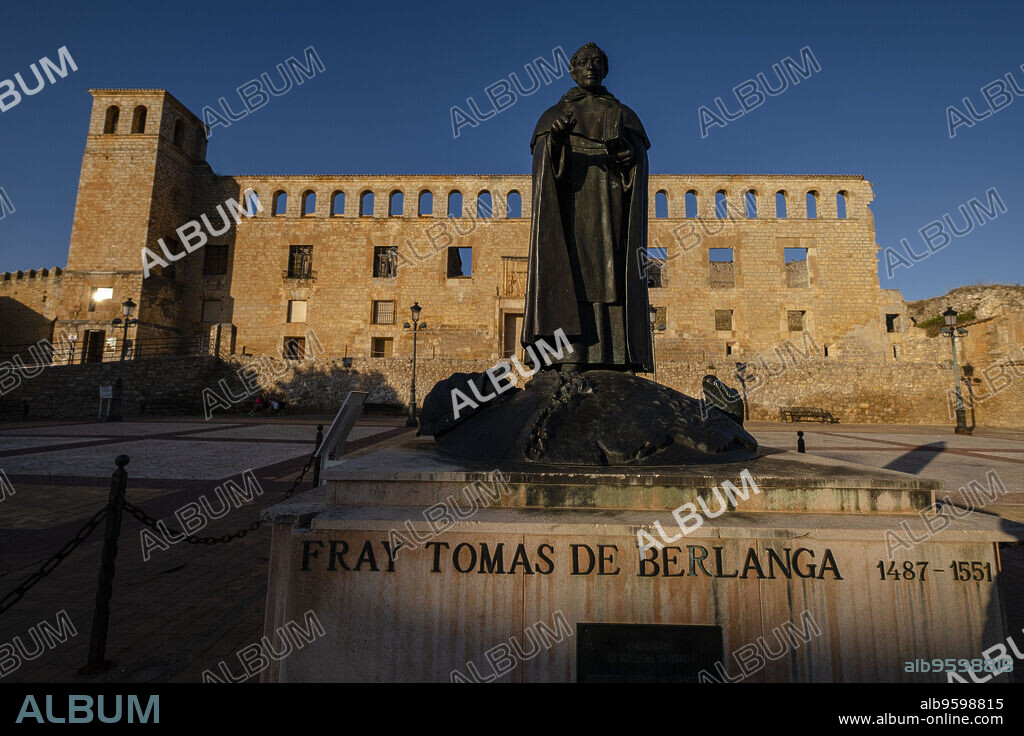 escultura de Fray Tomás de Berlanga, palacio de los Marqueses ,S.XVI, - Palacio de la Villa - Berlanga de Duero, Soria, comunidad autónoma de Castilla y León, Spain, Europe.