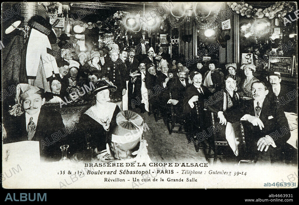Reveilon a la Brasserie de la Chope d'Alsace, a Paris. Carte postale vers 1915. Credit Collection IM/Kharbine Tapabor.