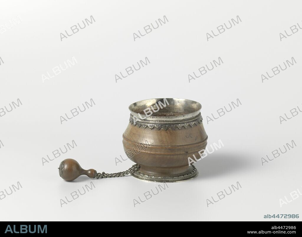 Beggars' Bowl with a Gourd, onion-shaped wooden bowl on a hollow base with a silver foot ring decorated with cable and leaf motifs, over the middle a double profile edge, above a flared silver mouth edge decorated with cable and leaf motifs. At the foot a chain, on which a wooden gourd, on the top and bottom covered with a silver leaf motif. On the side of the cup inscription: R .4, with pen and the rest of a paper label printed with red., Netherlands, anonymous, Nederlanden, c. 1566, paper, wood (plant material), silver (metal), ink, engraving, h 7.4 cm × l 9.0 cm l 7.0 mm d 7.5 cm.
