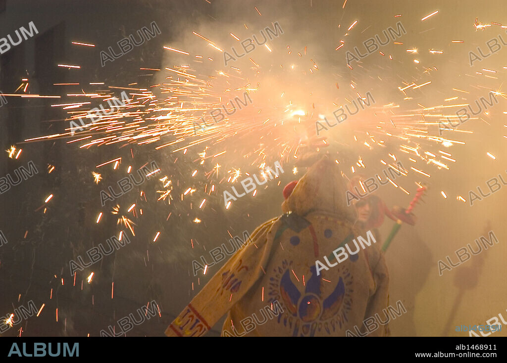 FIESTA MAYOR DE SANTA TECLA. Se celebra en el mes de septiembre en honor a la patrona de la localidad. Detalle de "L'Aliga" (águila) lanzando fuego (Correfoc). Sitges. Comarca del Garraf. Provincia de Barcelona. Cataluña.