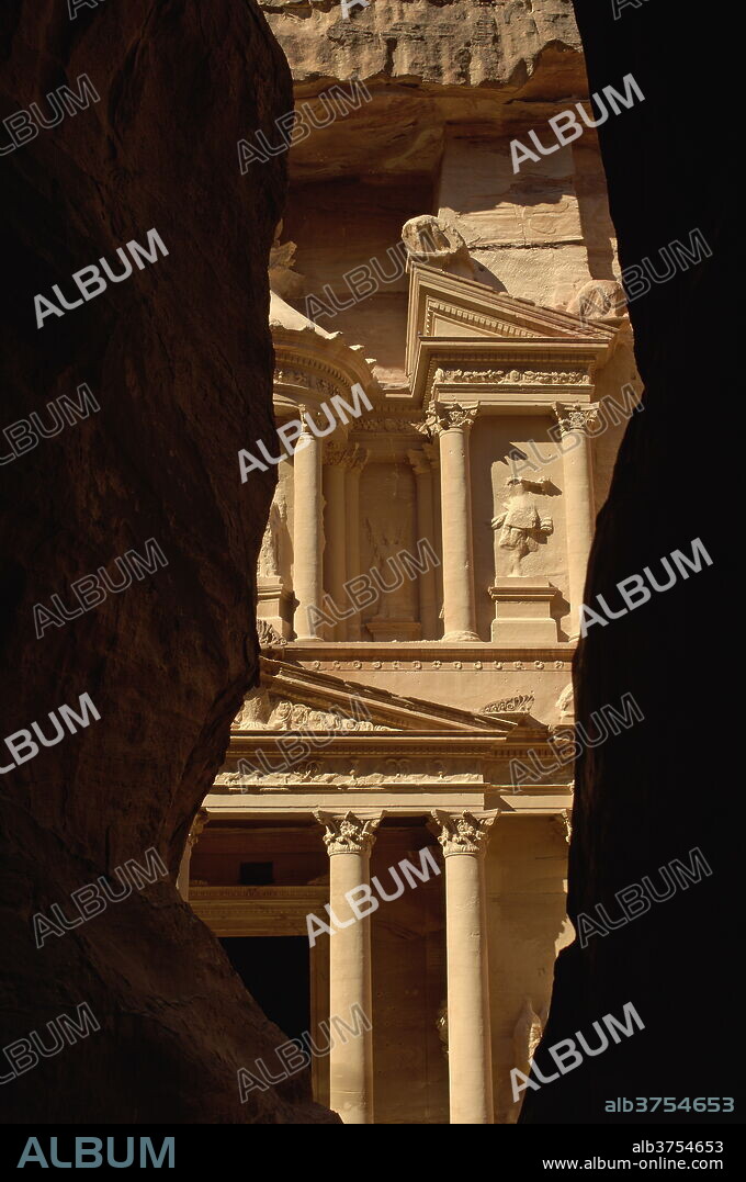 The Treasury building (Al Khazneh) (El Khazneh) (Al Khazna) at the end of the Siq, Petra, UNESCO World Heritage Site, Jordan, Middle East.