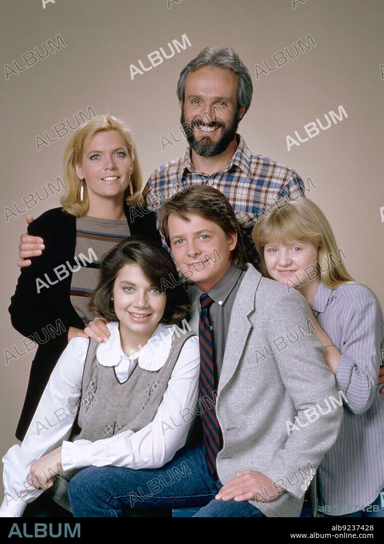 JUSTINE BATEMAN, MEREDITH BAXTER, MICHAEL J FOX, MICHAEL GROSS and TINA YOTHERS. JUSTINE BATEMAN, MEREDITH BAXTER, MICHAEL GROSS, MICHAEL J. FOX and TINA YOTHERS in FAMILY TIES, 1982, directed by SAM WEISMAN. Copyright PARAMOUNT TELEVISION.