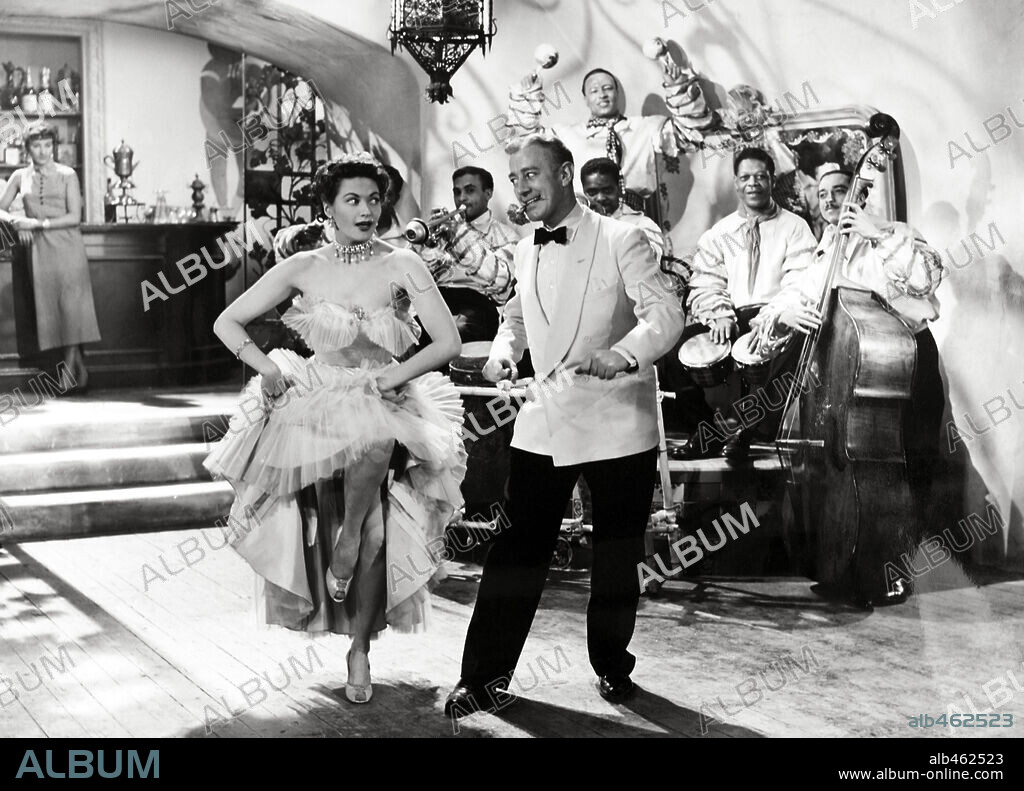 ALEC GUINNESS and YVONNE DE CARLO in THE CAPTAIN'S PARADISE, 1953, directed by ANTHONY KIMMINS. Copyright LONDON FILMS.