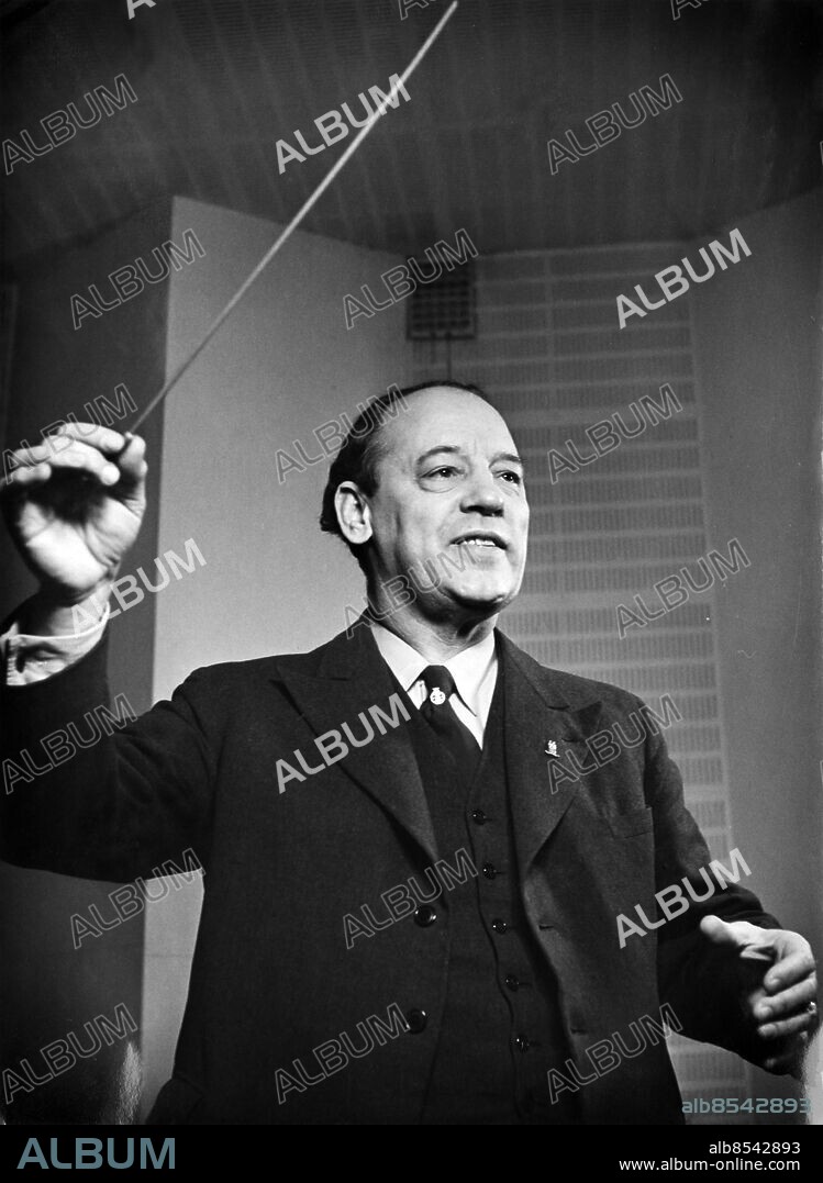 ARKIV STOCKHOLM 1944-03-02. Einar Ralf, dirigent för radiokören 1939-1952, dirigerar med sin taktpinne 1944-03-02.. Foto: Bertil Danielsson / SVT / Kod. 5600. RiR 1149, personmapp, Sv/v kopia.
