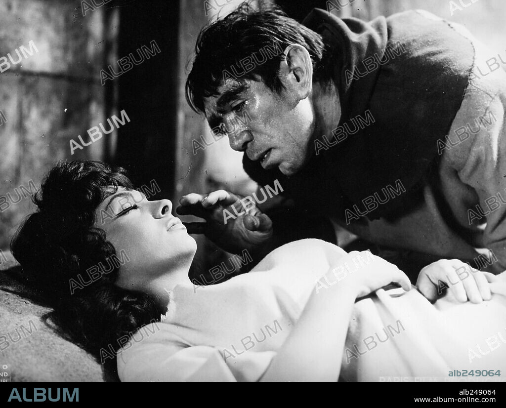 ANTHONY QUINN und GINA LOLLOBRIGIDA in DER GLÖCKNER VON NOTRE DAME, 1956 (NOTRE DAME DE PARIS), unter der Regie von JEAN DELANNOY. Copyright PARIS-FILM PRODUCTIONS/ALLIED ARTISTS.