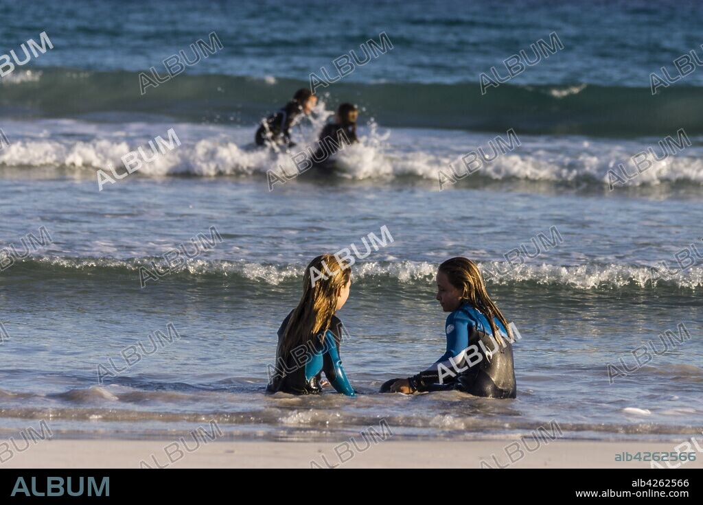 niños practicando surf, playa de Sa Rapita, Campos del Puerto, Mallorca, Balearic Islands, Spain.