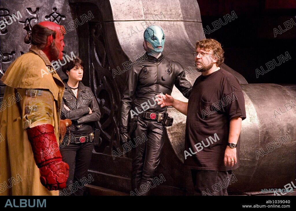 DOUG JONES, GUILLERMO DEL TORO, RON PERLMAN und SELMA BLAIR in HELLBOY 2 - DIE GOLDENE ARMEE, 2008 (HELLBOY II: THE GOLDEN ARMY), unter der Regie von GUILLERMO DEL TORO. Copyright DARK HORSE ENTERTAINMENT/INTERNATIONALE FILMPRODUKTION EAGLE / ENDRENYI, EGON.