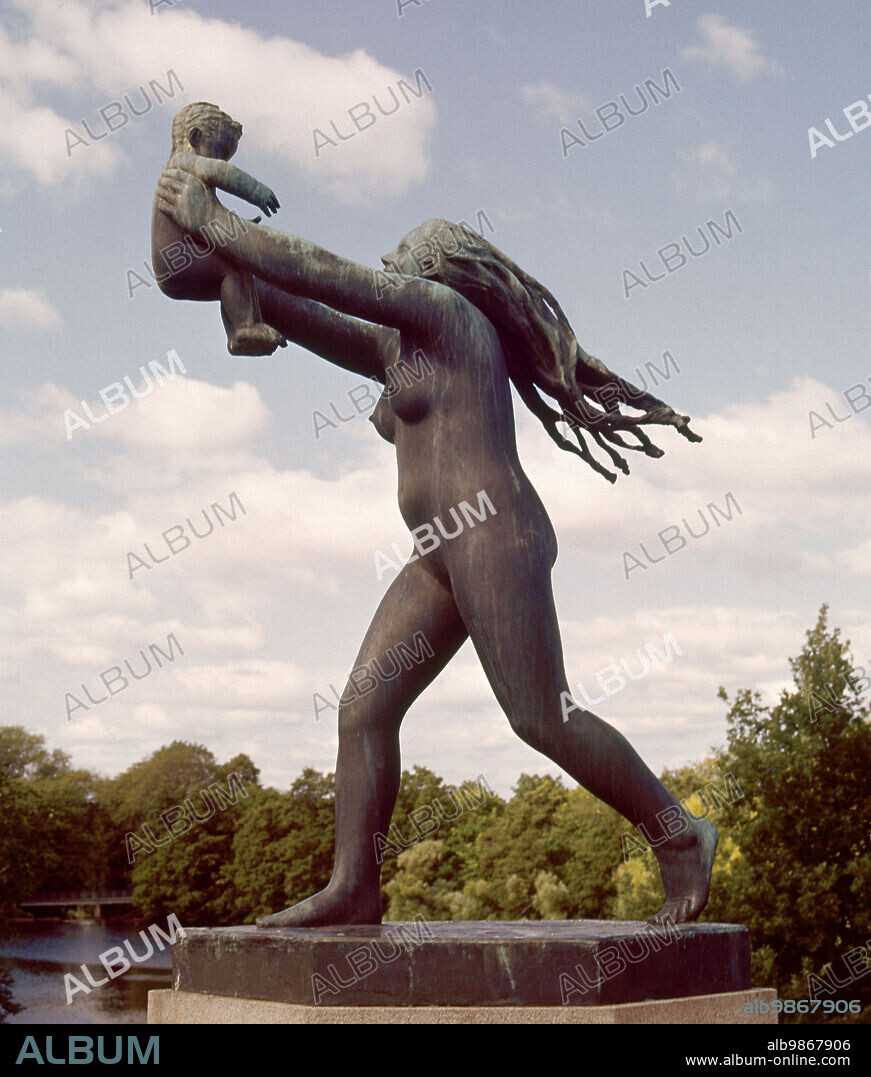 GUSTAV VIGELAND. DETALLE DE UNA DE LAS ESCULTURAS DEL PUENTE DEL PARQUE VIGELAND.