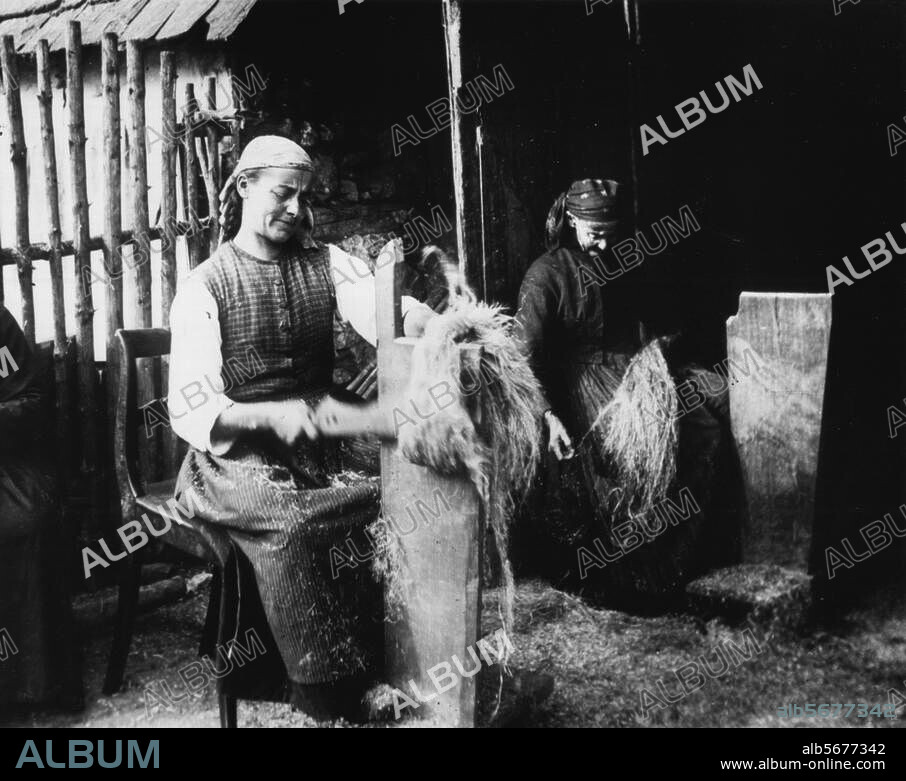 Landwirtschaft / Flachs. Schwäbische Bäuerinnen beim Flachsbrechen. Foto, o. O. u. J. (Württemberg, um 1910?).