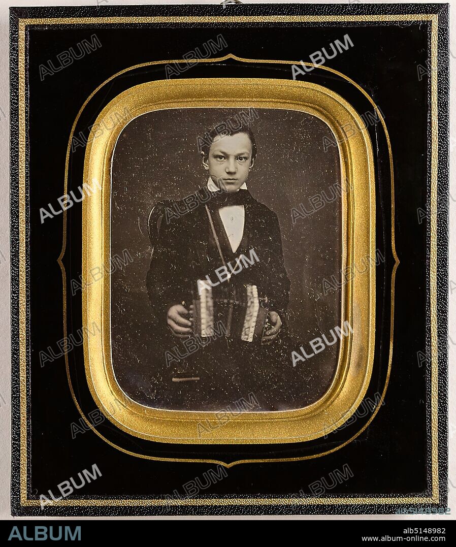 Gustav Wolff, L. J. Fraenkel senior, young man with accordion, daguerreotype, Image size: Height: 9.00 cm; Width: 6.90 cm, Label: verso: photographer, studio; Label numbered with: 3, Portrait photography, Young, half-figure portrait, musical instruments.
