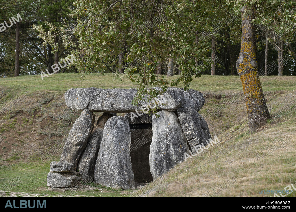 Dolmen de Aizkomendi, Neolítico ,Eguílaz, Álava , comunidad autónoma del País Vasco, Spain.