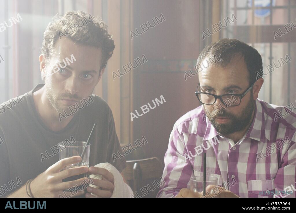 PETER VIVES y PEYU en MIL COSAS QUE HARIA POR TI, 2017 (MIL COSES QUE FARIA PER TU), dirigida por DIDAC CERVERA. Copyright ALHENA PROD/CALLE CARMEN/CULTURARTS/DACSA PROD/ICEC/ICAA/TV3.