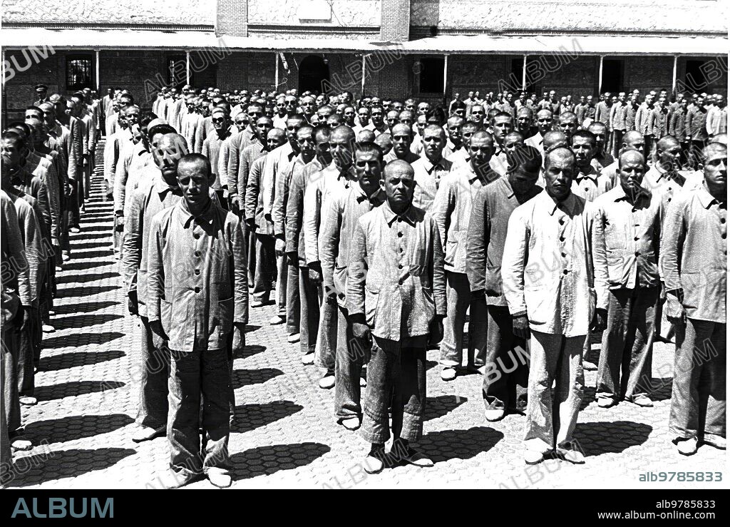 Ocaña (Toledo), 11-7-1952. - Presos del penal de Ocaña, Forman en el Patio.