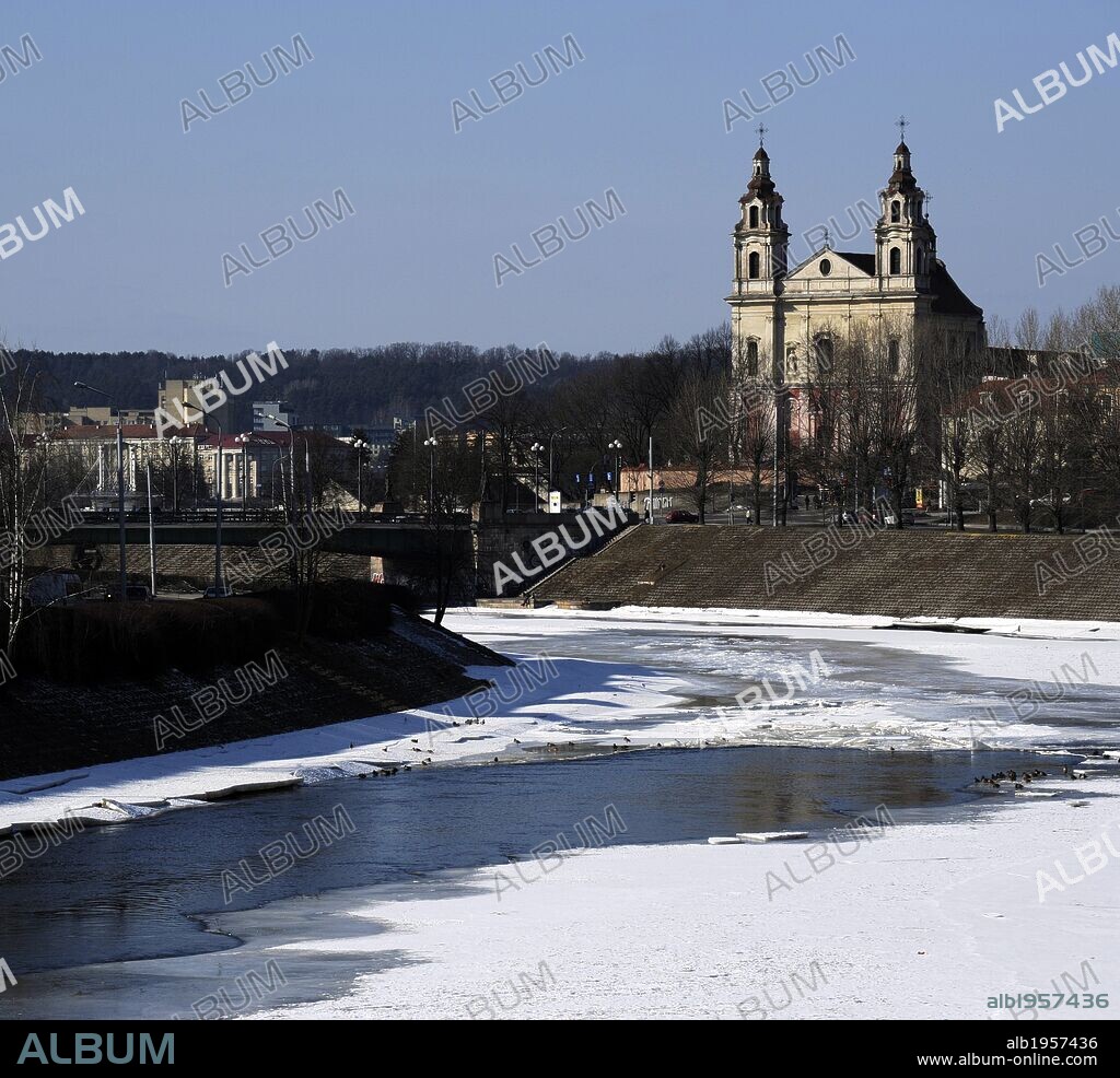 LITUANIA. VILNA (VILNIUS). Aguas congeladas del río Neris a su paso por la ciudad.