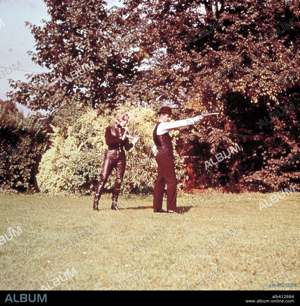 HONOR BLACKMAN et PATRICK MacNEE dans THE AVENGERS, 1961. Copyright ABC TV.