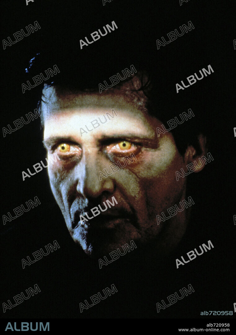 JASON MILLER en EL EXORCISTA, 1973 (THE EXORCIST), dirigida por WILLIAM FRIEDKIN. Copyright Warner Bros./Hoya Productions.