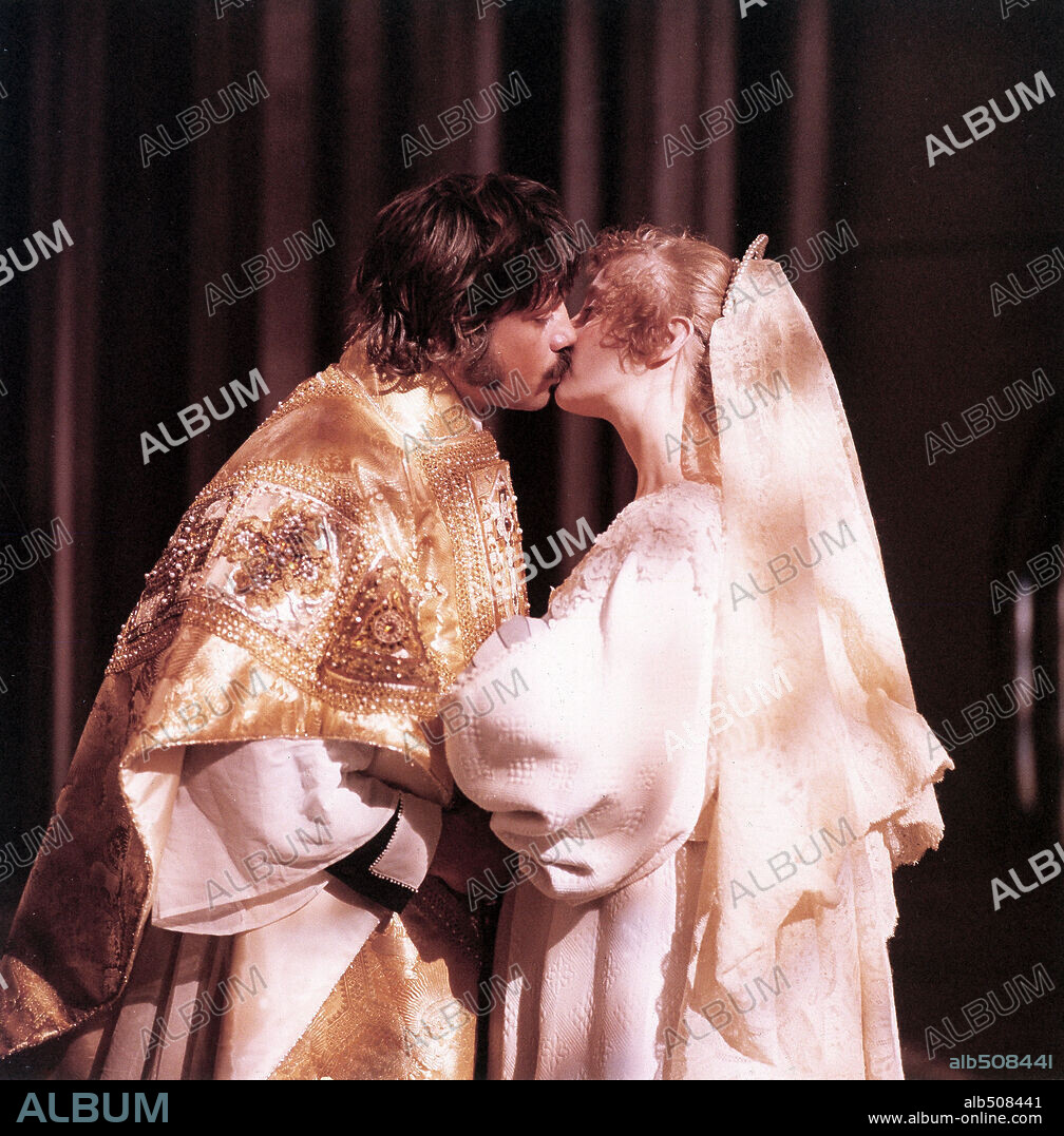 GEMMA JONES y OLIVER REED en LOS DEMONIOS, 1971 (THE DEVILS), dirigida por KEN RUSSELL. Copyright WARNER BROTHERS.