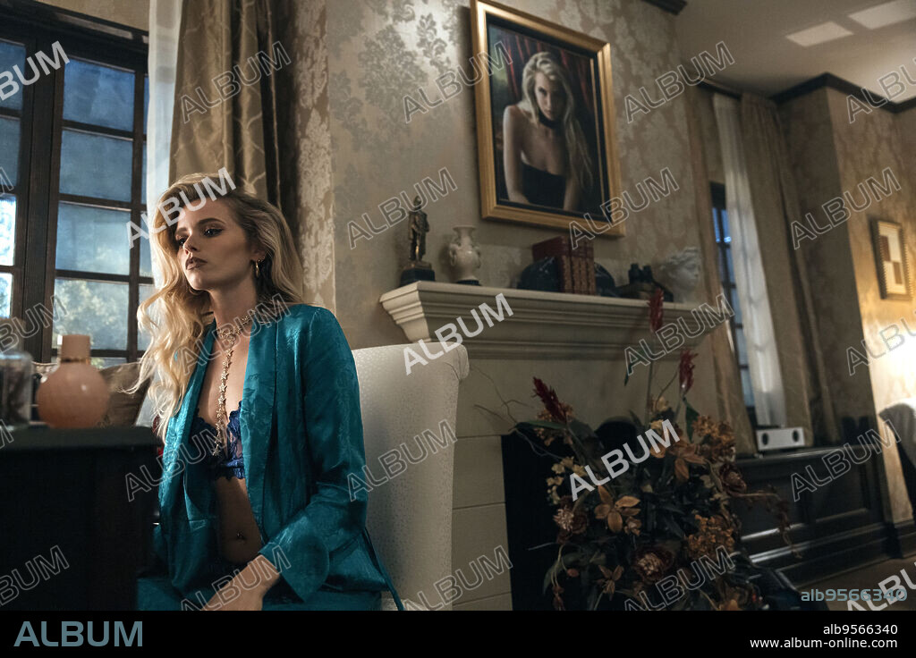 ABBEY LEE in FLORIDA MAN, 2023, unter der Regie von CLARK GREGG, HAIFAA AL-MANSOUR, JULIAN FARINO und MIGUEL ARTETA. Copyright AGGREGATE FILMS.