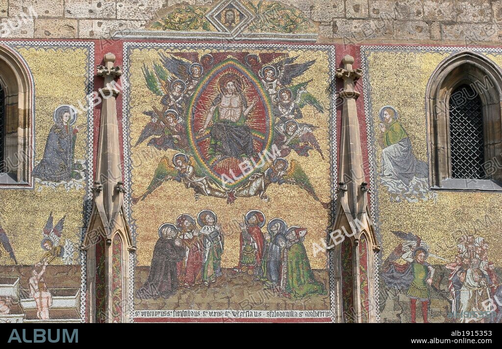 REPUBLICA CHECA. PRAGA (PRAHA). CATEDRAL DE SAN VITO. Lado sur. PUERTA DORADA, decorada con los mosaicos venecianos rojos y dorados, construidos por Niccoletto Semitecolo (1370-1415). Representa el JUICIO FINAL. Detalle de Jesucristo sobresaliendo de los seis santo patrones checos. Recinto del Castillo. Zona Hradcany. Centro Europa.