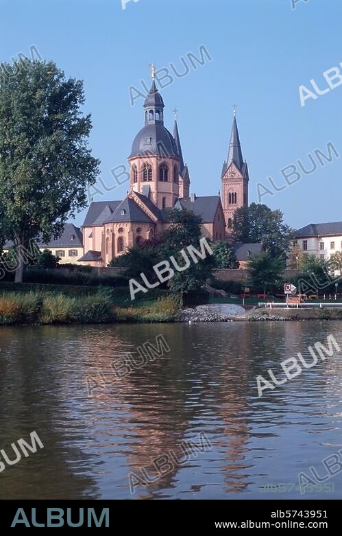 Seligenstadt (Hessen), Einhards-Basilika - ehem. Benediktinerabteikirche, seit 1812 kath. Pfarrkirche. (erb. 831-834 unter Einhard; Türme 11. Jh.; Vierungsturm und Chor vor 1253). Blick über den Main von Nordosten auf die Einhards-Basilika. Foto.