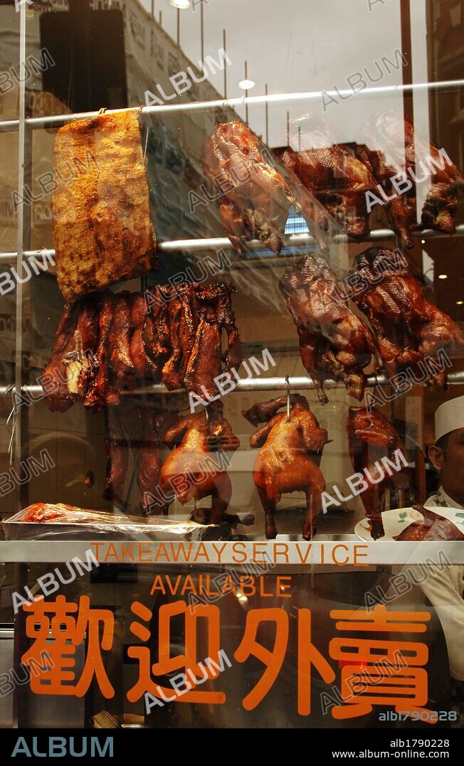 POLLOS y CARNE ASADA para llevar en un establecimiento del barrio chino de Londres. Inglaterra. Reino Unido.