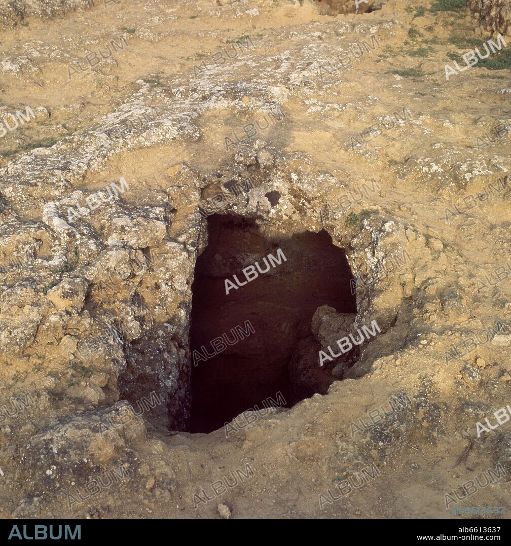 EXTERIOR-HUECO EN LA ROCA.
