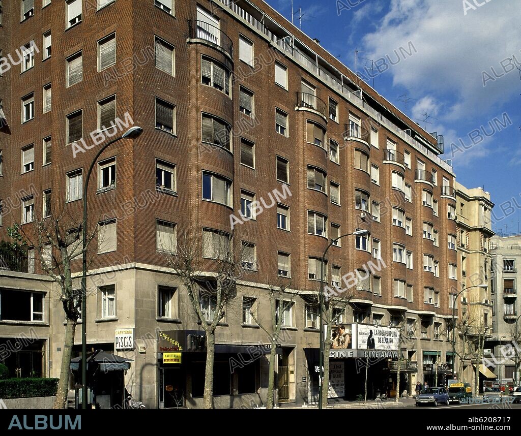 EDIFICIO DEL CINE AMAYA EN LA CALLE GENERAL MARTINEZ CAMPOS NUMERO 9 CONVERIDO EN TEATRO DESDE EL AÑO 2003 - FOTO AÑOS 80 -.