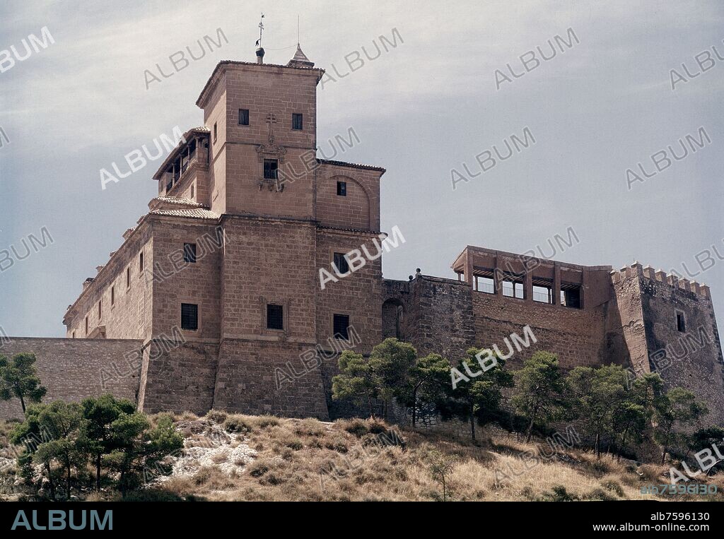 FRAY ALBERTO DE LA MADRE DE DIOS (1575-1635). IGLESIA DE LA SANTA CRUZ CONSTRUIDA EN EL SIGLO XVII RODEADA DE UNA FORTALEZA REALIZADA EN EL SIGLO XV.