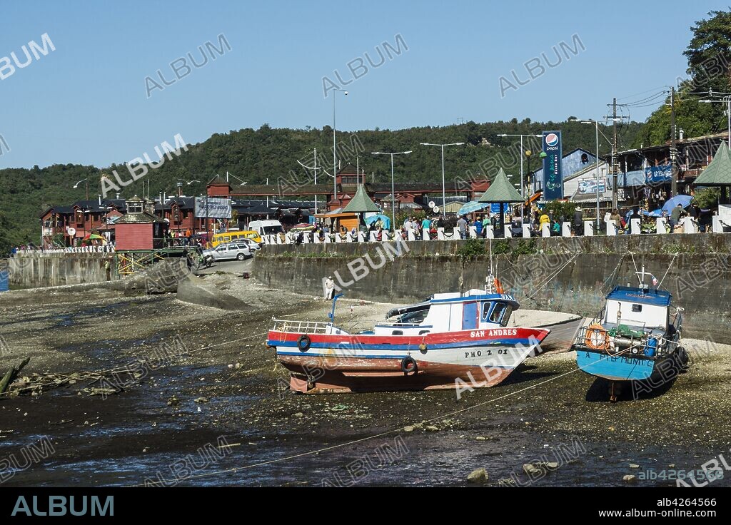 caleta y mercado de pescados y mariscos de Angelmó, Puerto Montt , provincia de Llanquihue, región de Los Lagos.Patagonia, República de Chile,América del Sur.