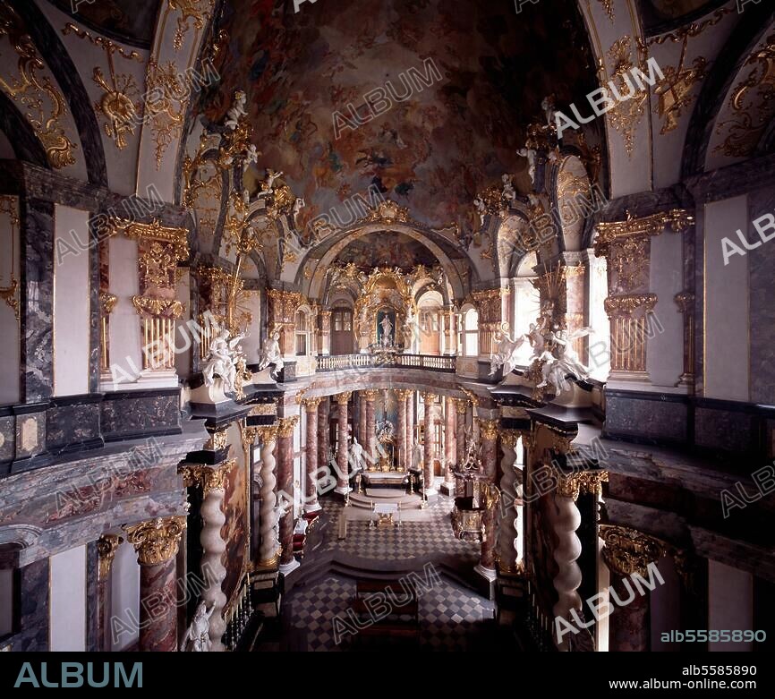 Würzburg (Unterfranken, Bayern), Fürstbischöfliche Residenz. (1720 begonnen; Pläne von J.B.Neumann u. a.), Hofkirche (erb. 1727-33; Arch.: Balthasar Neumann; Stuck von Antonio Bossi, Fresken von Johann Rudolf Byß). - Innenansicht: Blick von der Empore nach Osten. Foto.