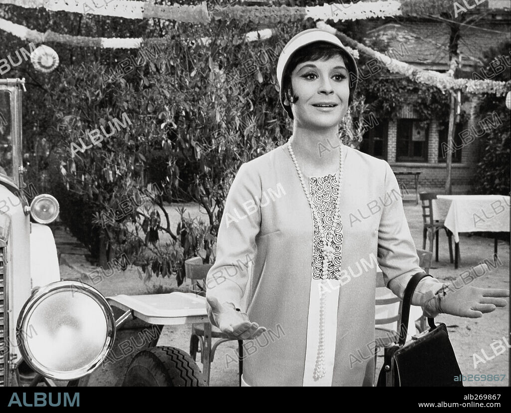 LINA MORGAN en LA TONTA DEL BOTE, 1970, dirigida por JUAN DE ORDUÑA.