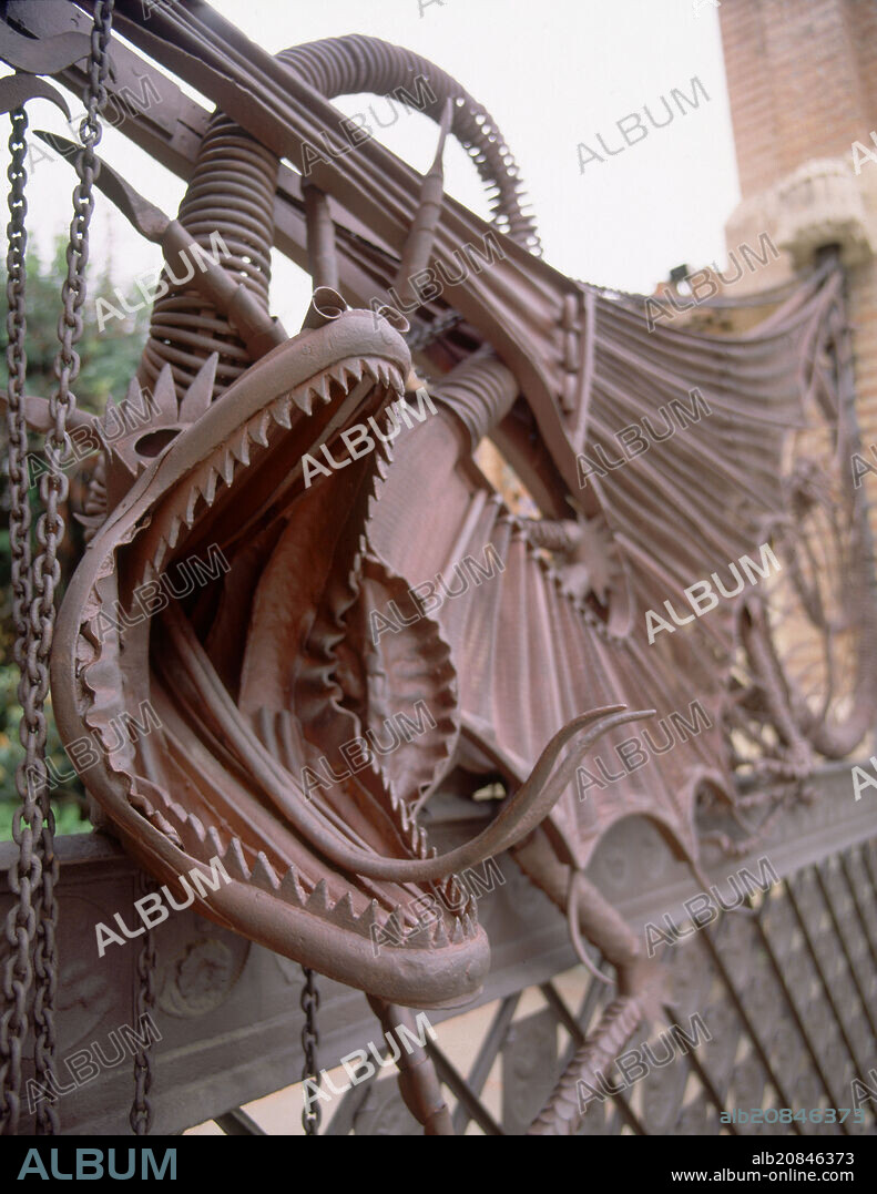 ANTONI GAUDÍ. DET DE LA PUERTA DE ENTRADA DE CARRUAJES- VERJA CON LA FIGURA DE UN DRAGON - 1884-87.